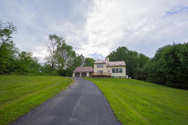 view of front of property featuring a wooden deck and a front lawn