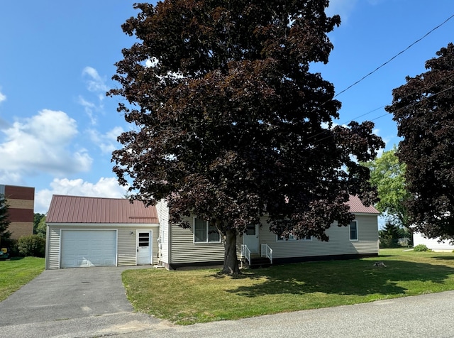 view of front of property featuring a front lawn