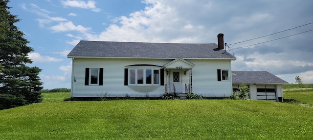 view of front of property featuring a front lawn