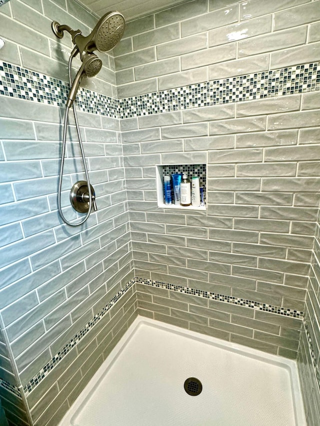 bathroom featuring tiled shower