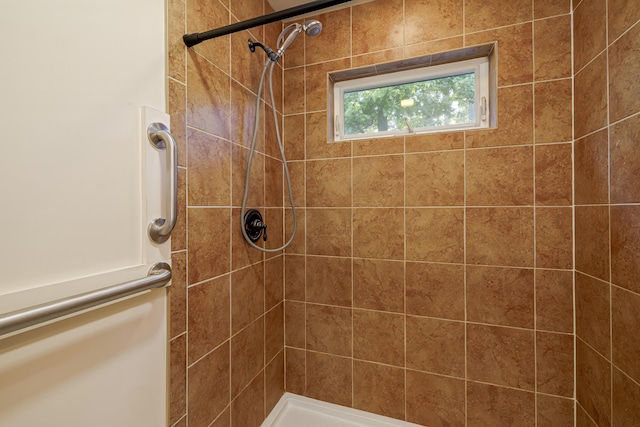 bathroom featuring a tile shower