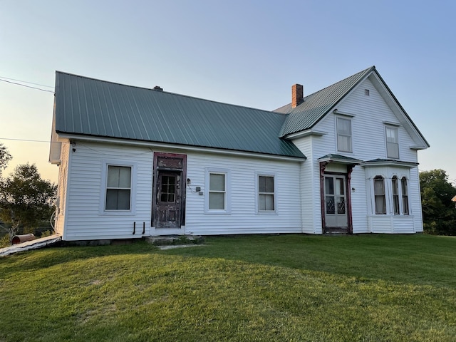 view of front of home featuring a yard