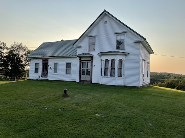 view of front facade featuring a yard