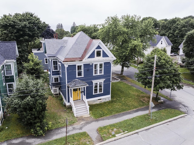 view of front of house with a front lawn