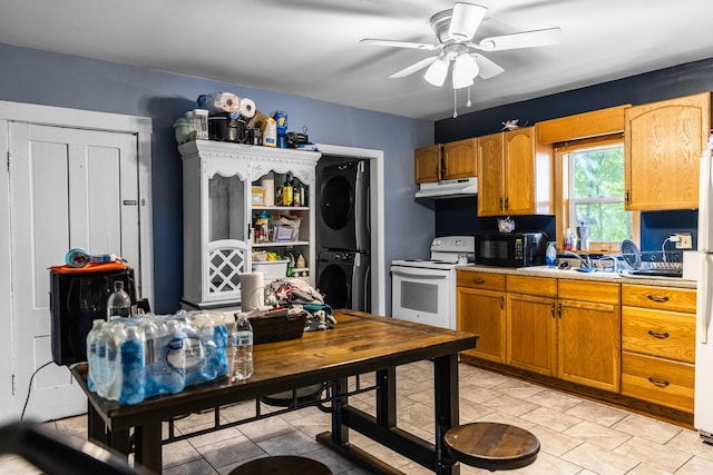 kitchen featuring stacked washer and dryer, light tile patterned floors, ceiling fan, white appliances, and sink