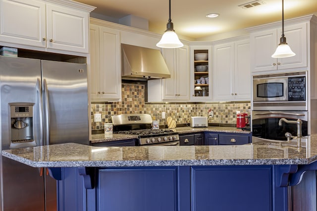 kitchen featuring hanging light fixtures, stainless steel appliances, a breakfast bar area, and range hood