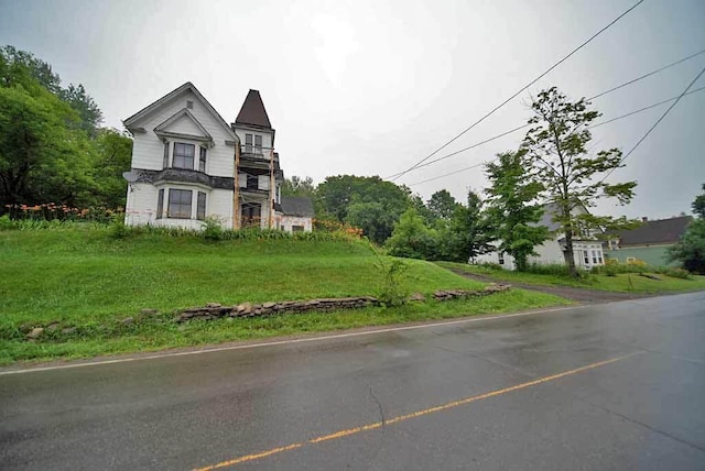 view of front of home featuring a front lawn