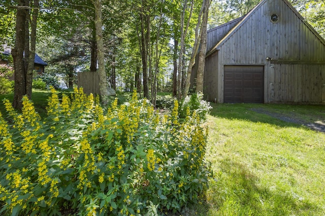 view of yard featuring a garage and an outdoor structure