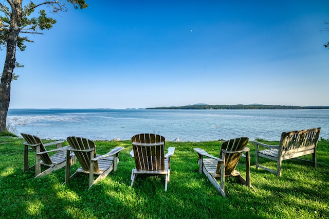 view of yard featuring a water view