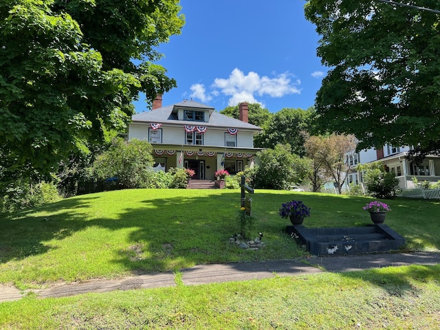 view of front facade featuring a porch and a front lawn