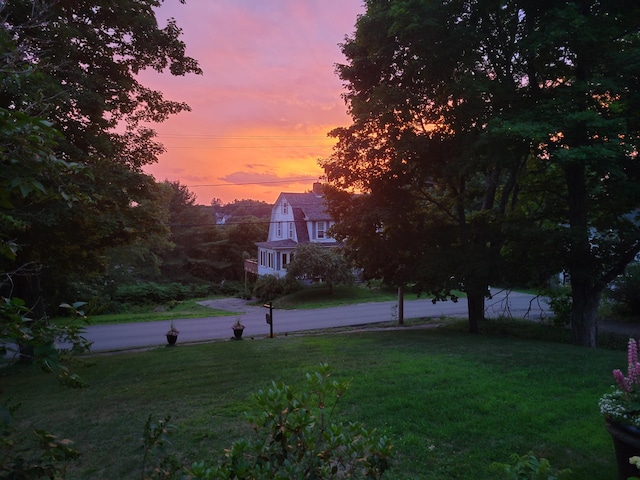 view of yard at dusk