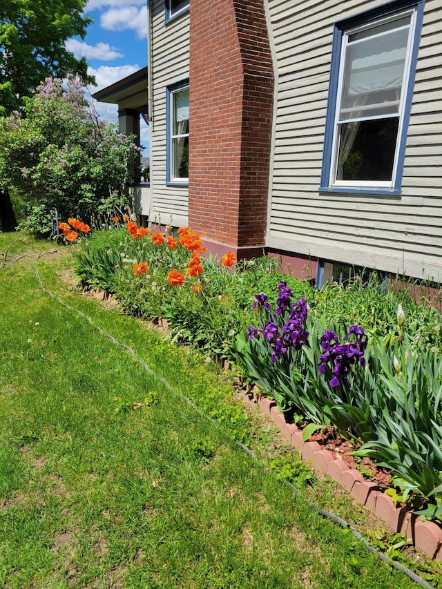 view of side of property featuring a lawn