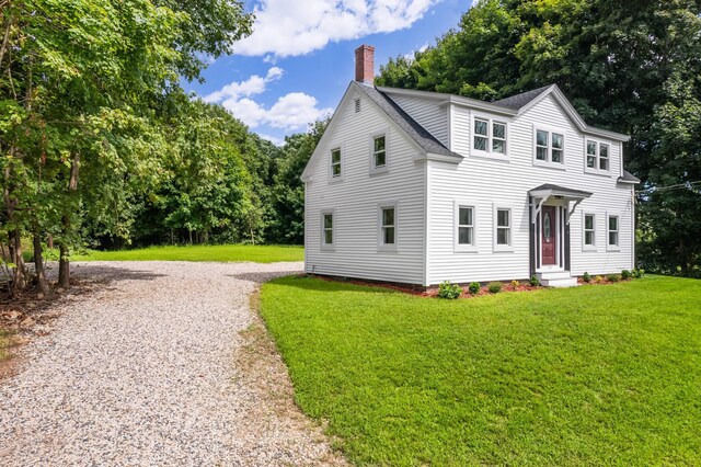 view of front of house featuring a front lawn