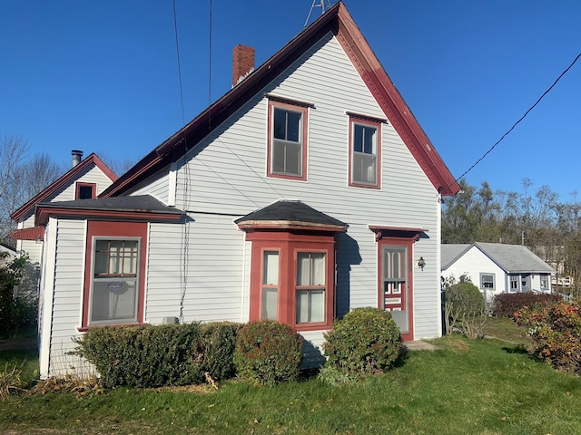 view of front of property with a front lawn