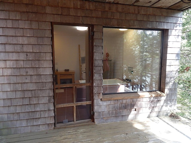 property entrance featuring a deck