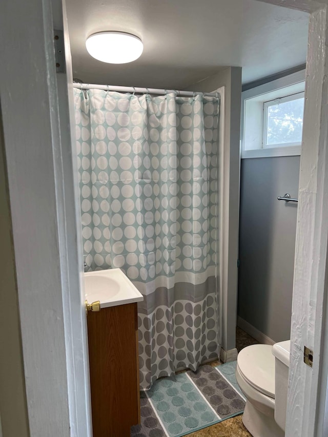 bathroom featuring a shower with curtain, vanity, and toilet