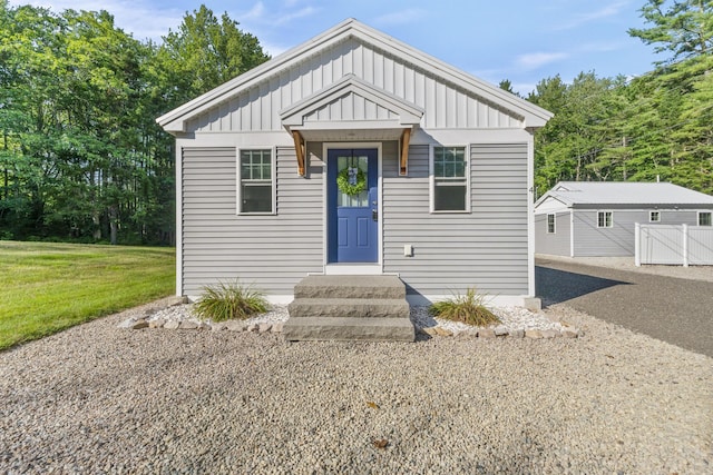 view of front of property featuring a front yard