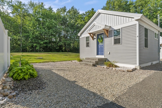 view of front of house with a front lawn