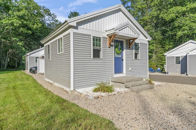 view of front of property featuring a front lawn