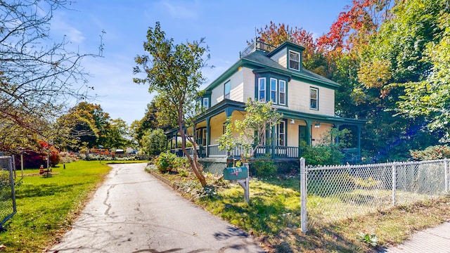 view of front of house featuring a porch and a front lawn