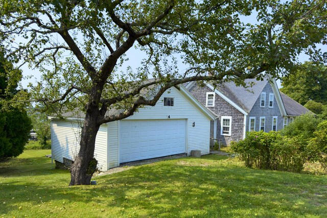 view of front facade featuring a front yard and a garage