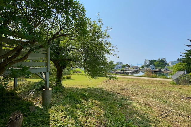 view of yard featuring a water view