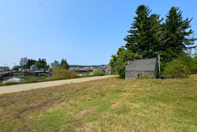 view of yard featuring a water view