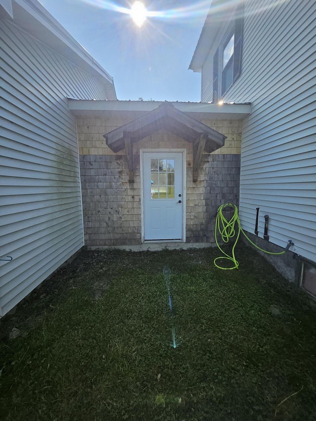 property entrance featuring a yard