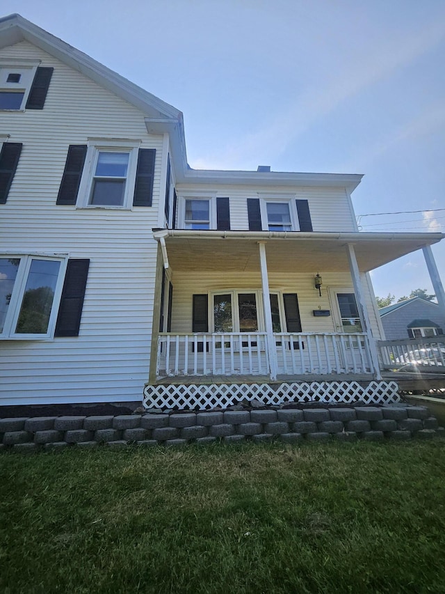 view of front of property with a front lawn and covered porch