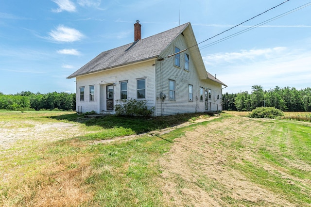 view of front facade featuring a front lawn