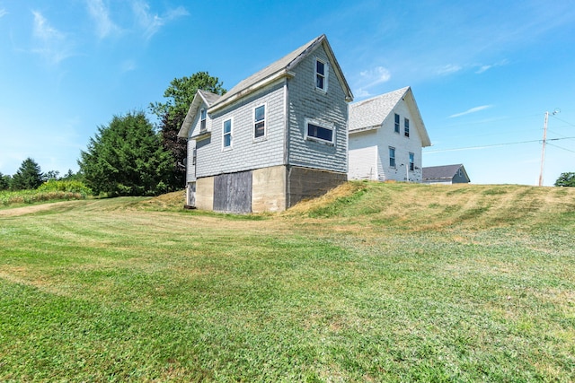 view of side of property featuring a yard