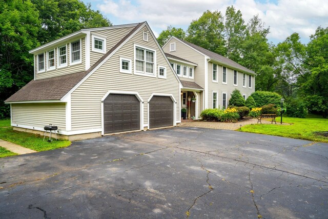 view of front of home featuring a garage and a front yard