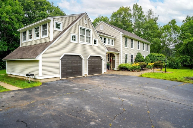 view of front facade featuring a garage and a front yard