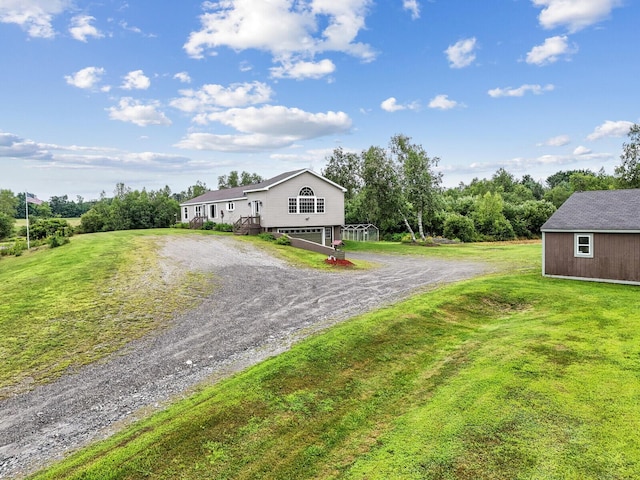 view of front facade featuring driveway and a front lawn