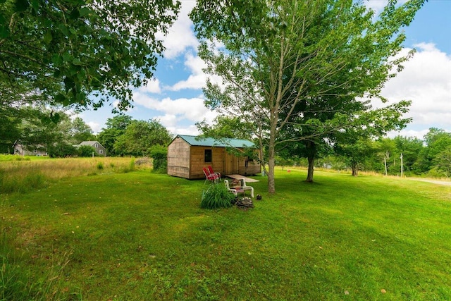 view of yard featuring a shed