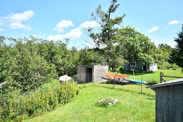 view of yard featuring an outdoor structure