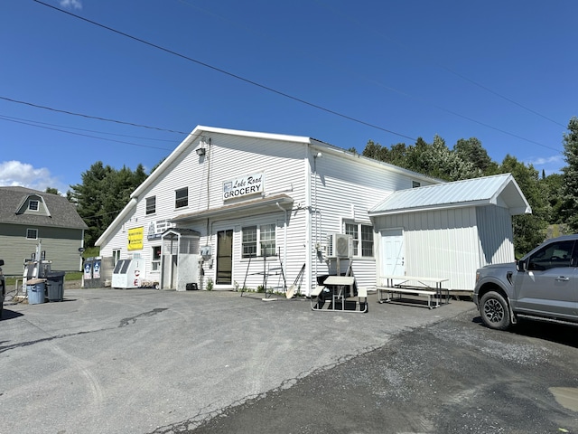 view of front of house with an outdoor structure