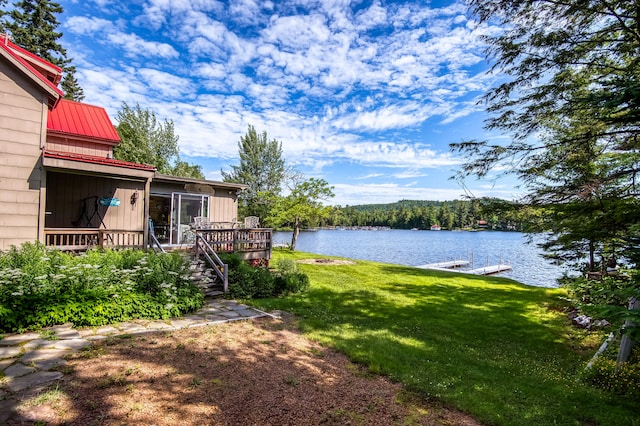 view of yard featuring a water view