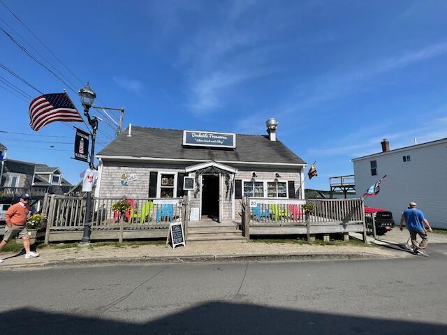 view of front facade featuring a deck