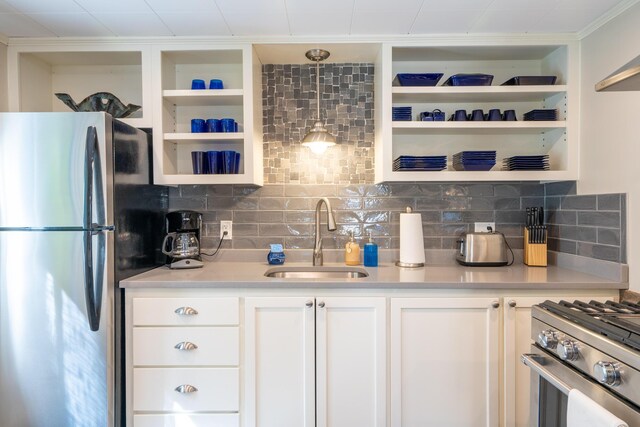 kitchen featuring sink, appliances with stainless steel finishes, tasteful backsplash, and white cabinetry