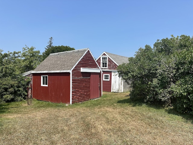 view of outdoor structure with a yard