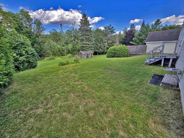 view of yard with a shed