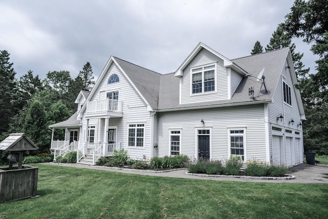 view of front facade featuring a front lawn and a garage