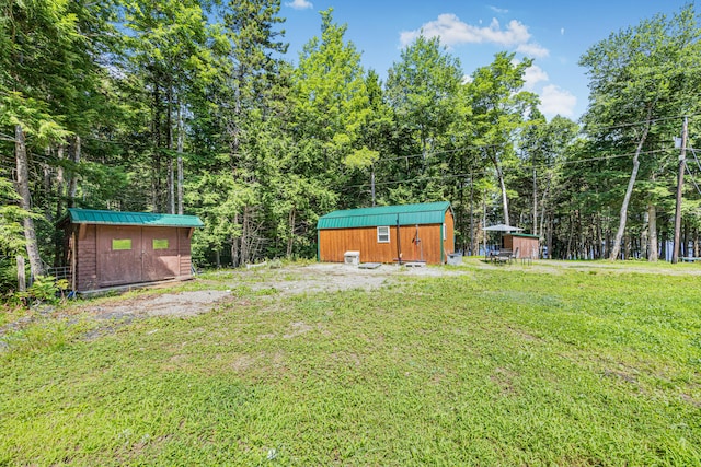 view of yard featuring a storage shed