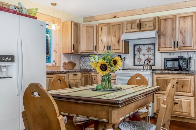 kitchen with hanging light fixtures, tasteful backsplash, and white appliances