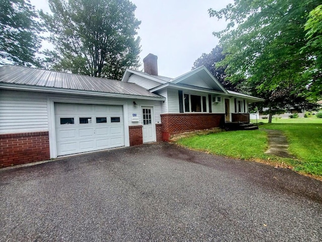 view of front of home featuring a front yard and a garage