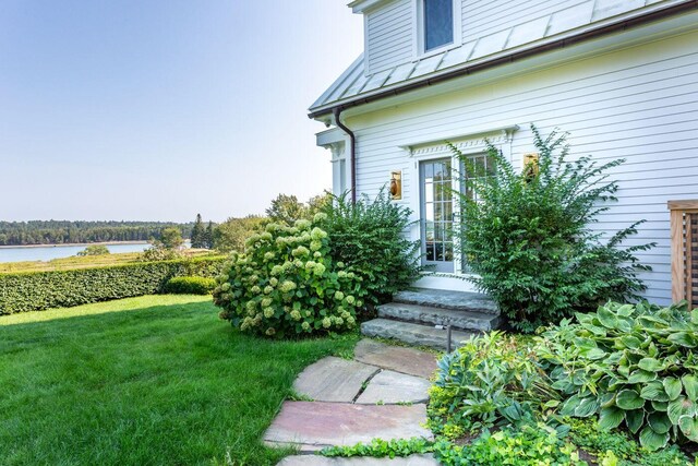 exterior space featuring a lawn