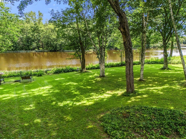 view of yard featuring a water view