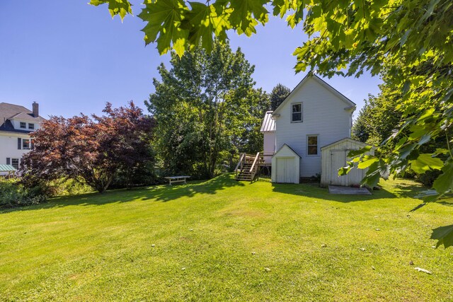 view of yard featuring a storage shed