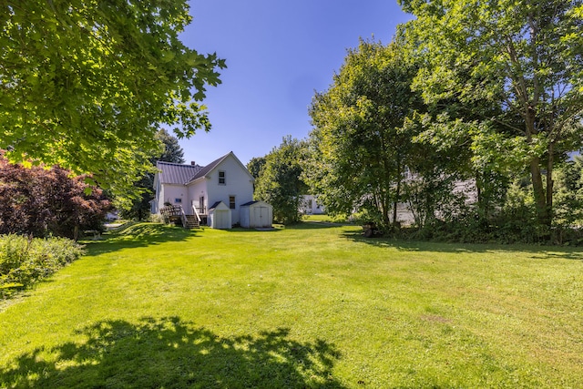 view of yard featuring a storage shed